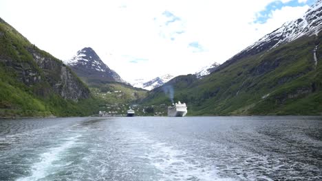 vista del fiordo de geiranger desde el ferry