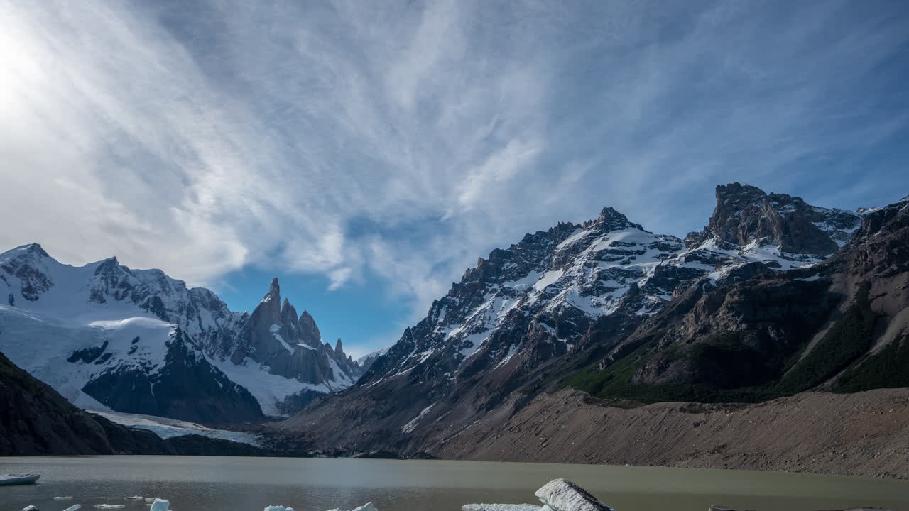 Ande, Patagonia. Timelapse di nuvole sopra il lago Laguna Torre con acqua di fusione del ghiacciaio, Santa Cruz, Argentina