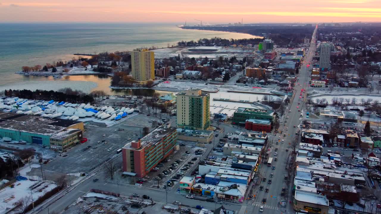 port credit vibrante comunidad de la orilla del lago en gta aéreo durante la nieve al atardecer de invierno