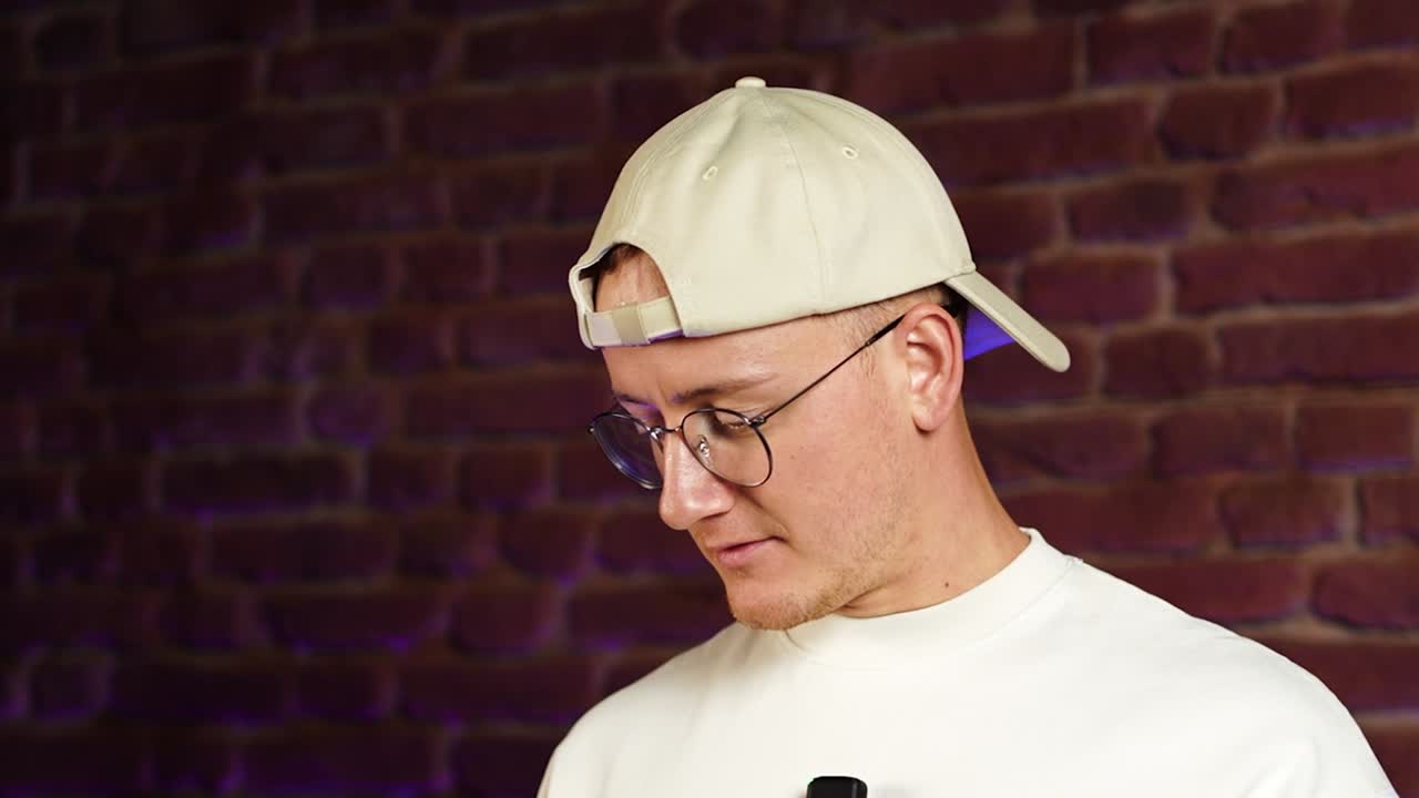 disparo en la cabeza de un hombre caucásico en un estudio interior de pared de ladrillo rojo