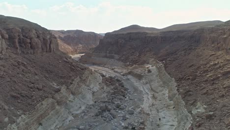 Vista-Aérea-De-Un-Cañón-En-El-Desierto