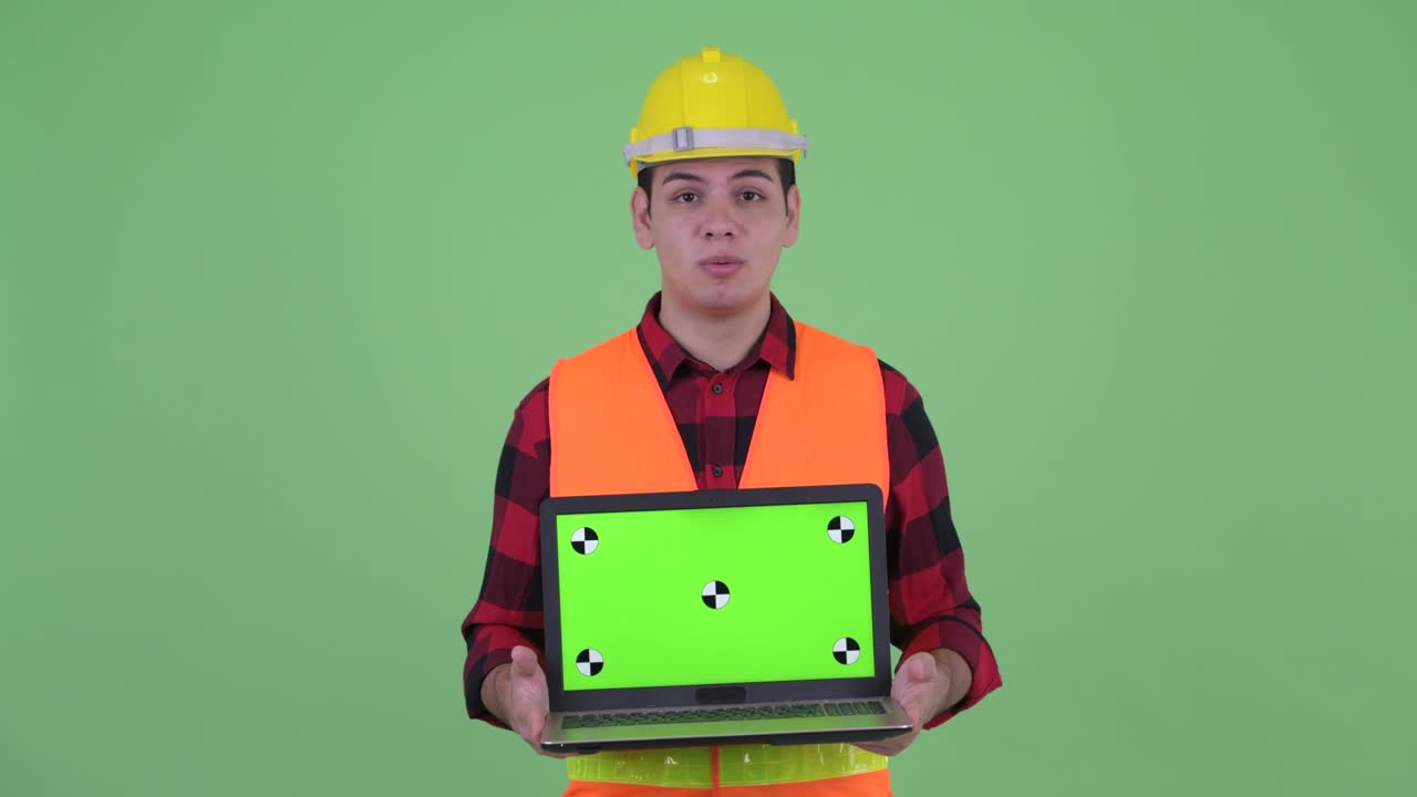 젊은 잘생긴 다민족 남성 건설 노동자