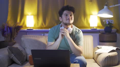 estudiante masculino recordando recuerdos felices de la noche en casa y riendo.