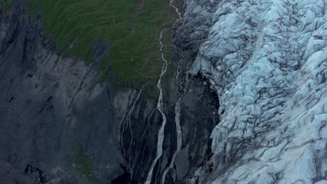 cascada agua derretida que fluye del glaciar islandés, virkisjökull, antena