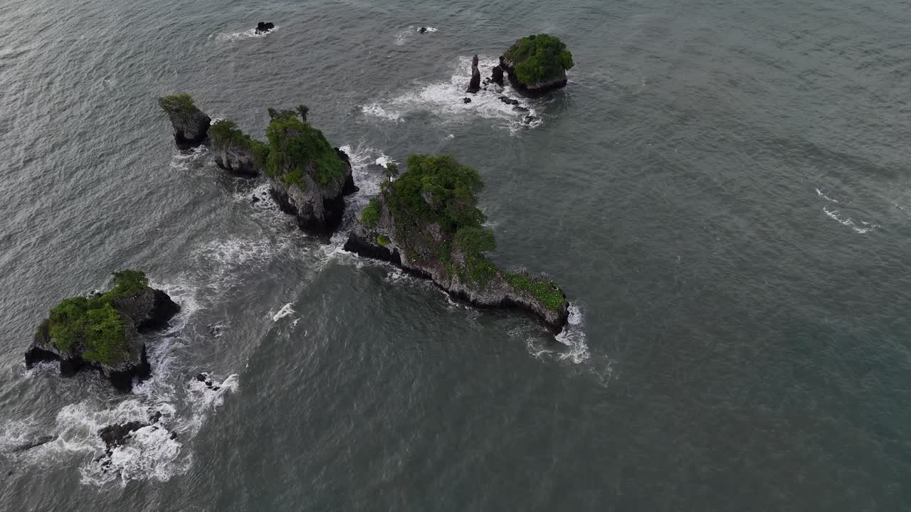 Uma perspectiva deslumbrante em ângulo alto de uma ilhota vulcânica verde vibrante situada nas águas calmas do Oceano Atlântico ao longo da costa de Limbe