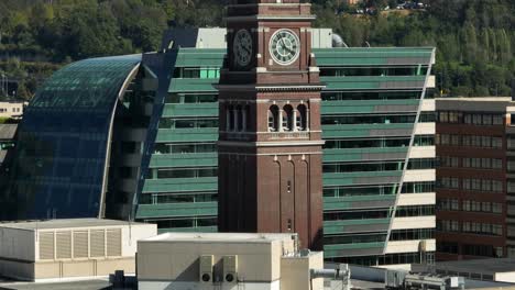 Toma-Aérea-Ascendente-Que-Revela-La-Torre-Del-Reloj-De-La-Estación-King-Street-En-El-Vecindario-Del-Centro-De-Seattle