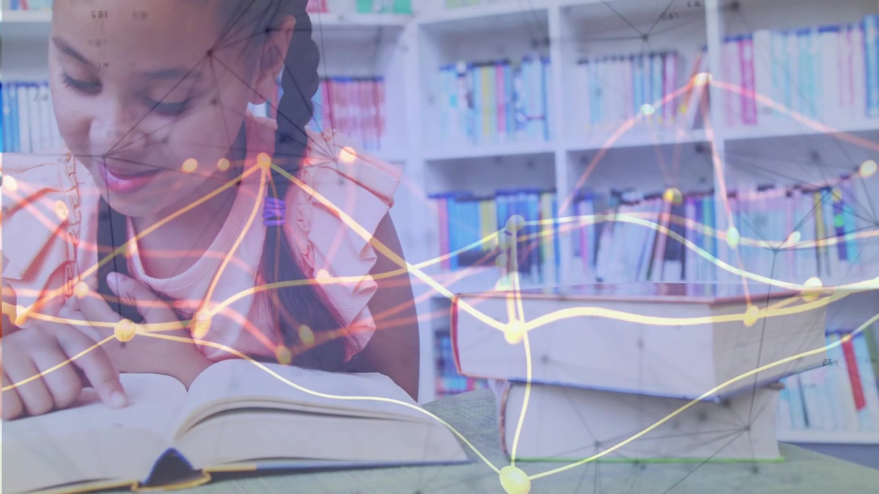 Menina apoiando os cotovelos, lendo um livro aberto, traçando o texto enquanto nós brilhantes marcam linhas para estudo