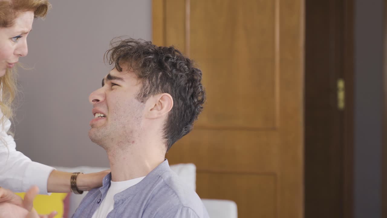 엄마는 화난 아들을 진정시 ⁇ 니다.