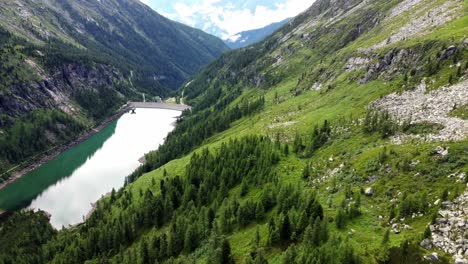 enorme lago artificial en un valle junto a las empinadas laderas de los alpes en kaernten, austria