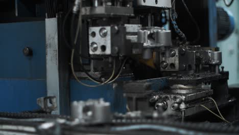 Drehmaschine,-Die-Stahldetails-Verarbeitet.-CNC-Maschine-In-Der-Metallverarbeitungsfabrik