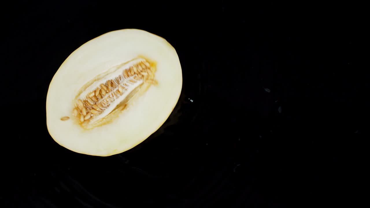 익은 멜론의 절반이 물 위에 회전합니다.