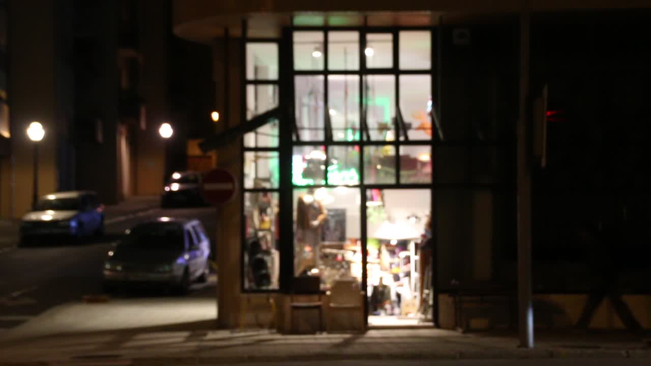 밤 가게 를 지나가는 2 명 의 사람 들 이 아직도 열려 있다