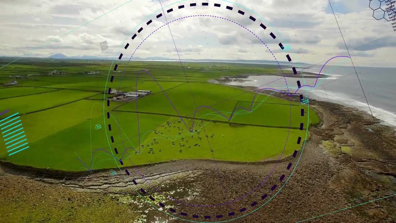 Drone sveiper over, stiplede ringer og turkise streker vokser og justeres over beitemark for gårdsdata.