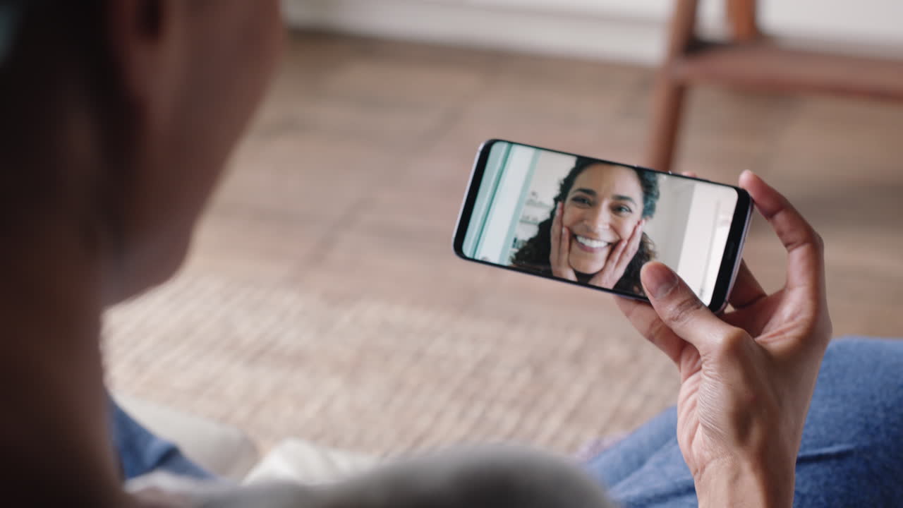 mujer joven teniendo video chat usando teléfono inteligente en casa hablando con un amigo disfrutando de la conversación compartiendo estilo de vida en el teléfono móvil