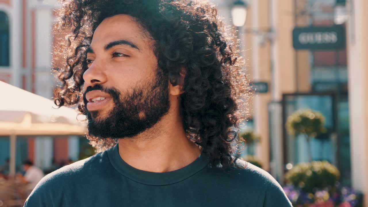 hombre feliz con el cabello rizado