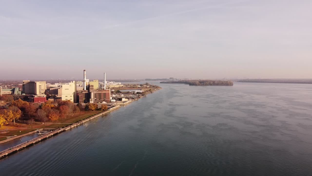 volando hacia el cierre de la estación de la planta de energía de la ciudad de wyandotte michigan en el río detroit durante la temporada de otoño