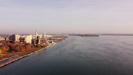 Volando-Hacia-El-Cierre-De-La-Estación-De-La-Planta-De-Energía-De-La-Ciudad-De-Wyandotte-Michigan-En-El-Río-Detroit-Durante-La-Temporada-De-Otoño