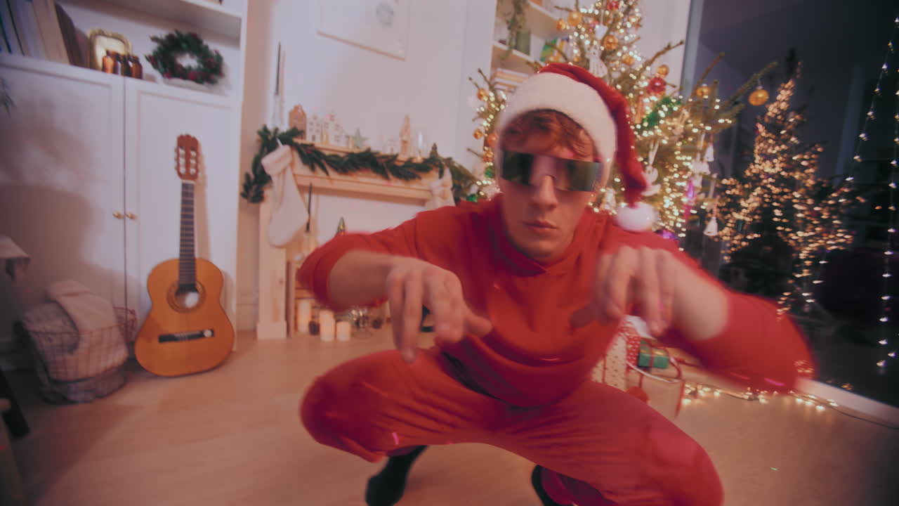 hombre exultante actuando durante la fiesta en la casa iluminada durante la navidad