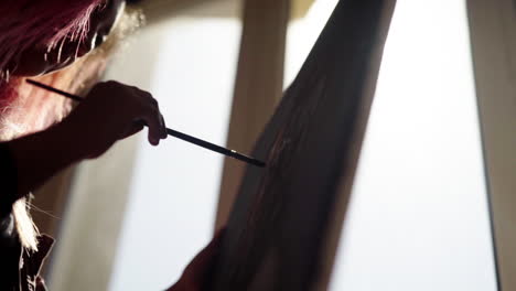 pintura de arte de ensueño con bengalas solares golpeando el lienzo