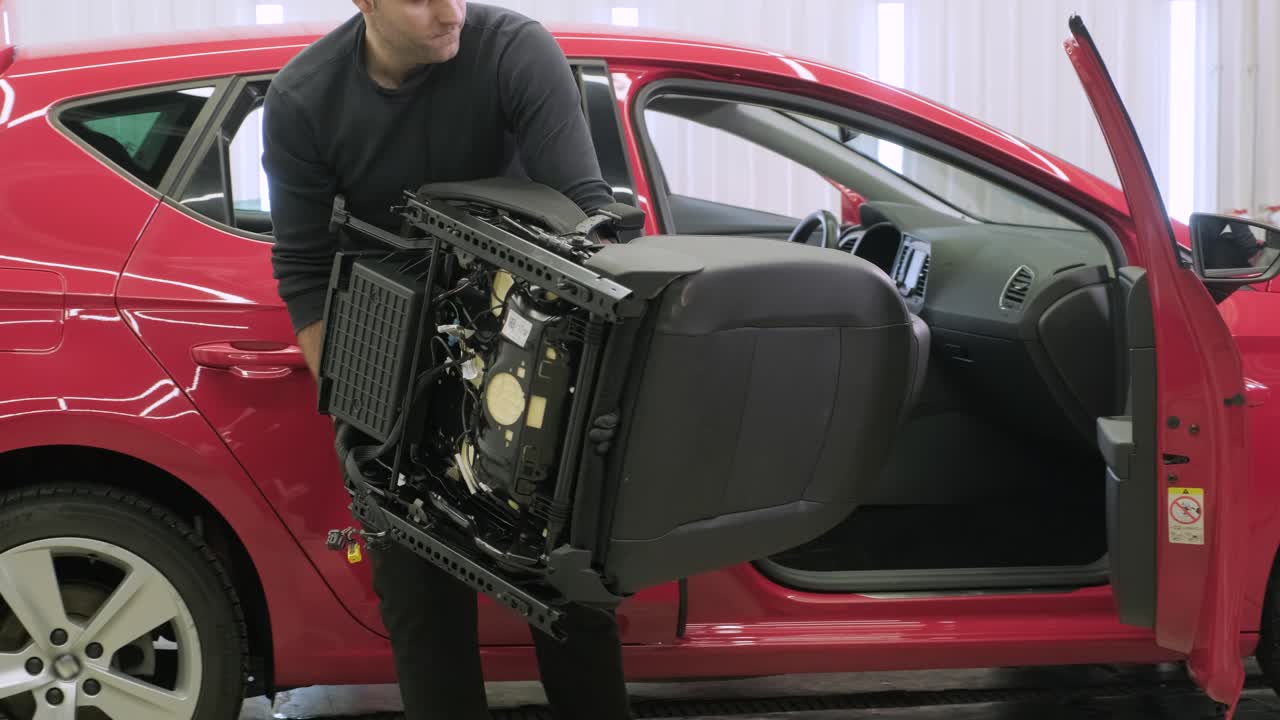 limpieza profesional de automóviles. lavado de sars. limpieza en seco y detallado de la cabina. limpiación profunda de la carrocería, limpieza de asientos. limpia de espuma en el lavado de coches. limpia del panel del automóvil del polvo. una aspiradora