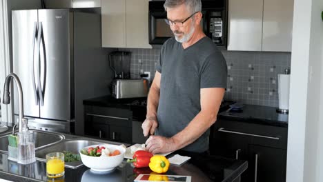 hombre cortando verduras en la cocina 4k