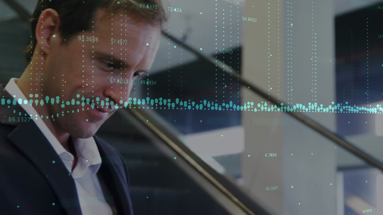 Animasjon av finansdata som behandles over en kaukasisk forretningsmann som bruker nettbrett på kontoret