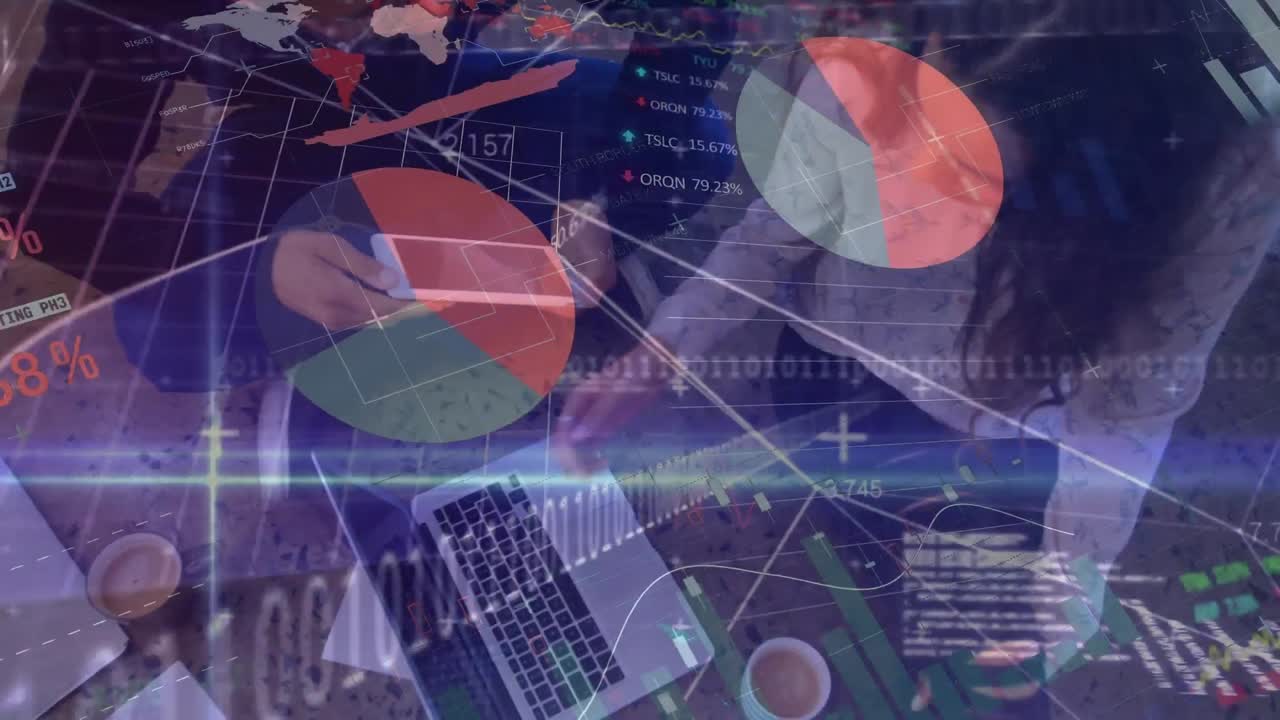 animación del procesamiento de datos sobre diversos colegas masculinos y femeninos discutiendo en la oficina