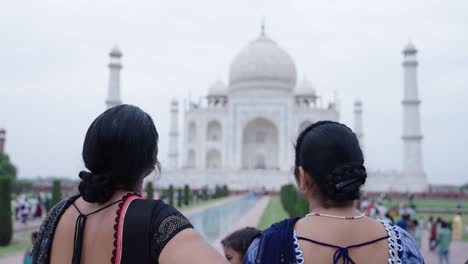 Indische-Frauen-Besichtigen-Das-Taj-Mahal