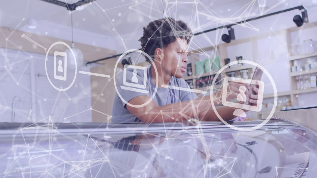 스마트폰을 사용하는 두 인종 남성 상점 직원에 대한 미디어 아이콘의 애니메이션