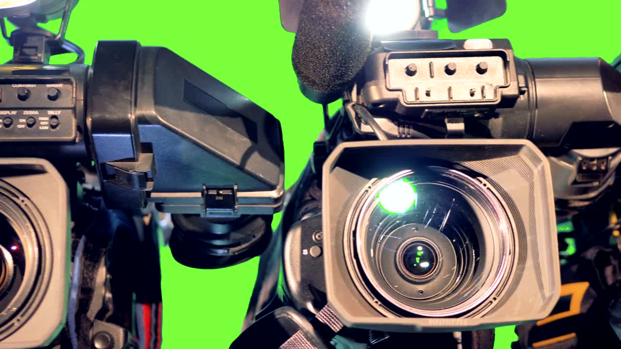 세 개의 카메라 렌즈에 다채로운 빛의 반점이 있습니다.