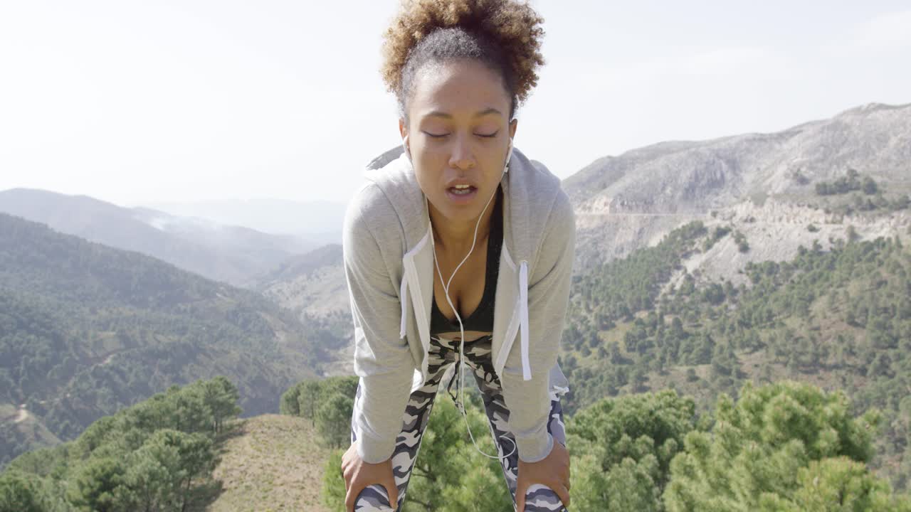 mladá sportovní žena odpočívající.