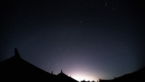 el tiempo de las estrellas cae sobre los techos de las casas de pueblo chino tradicional, el paisaje nocturno
