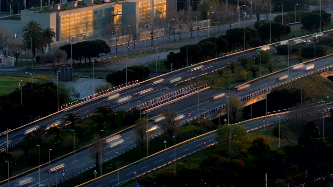 일몰의 교통 장면과 도로. 긴 노출. 시간 지연