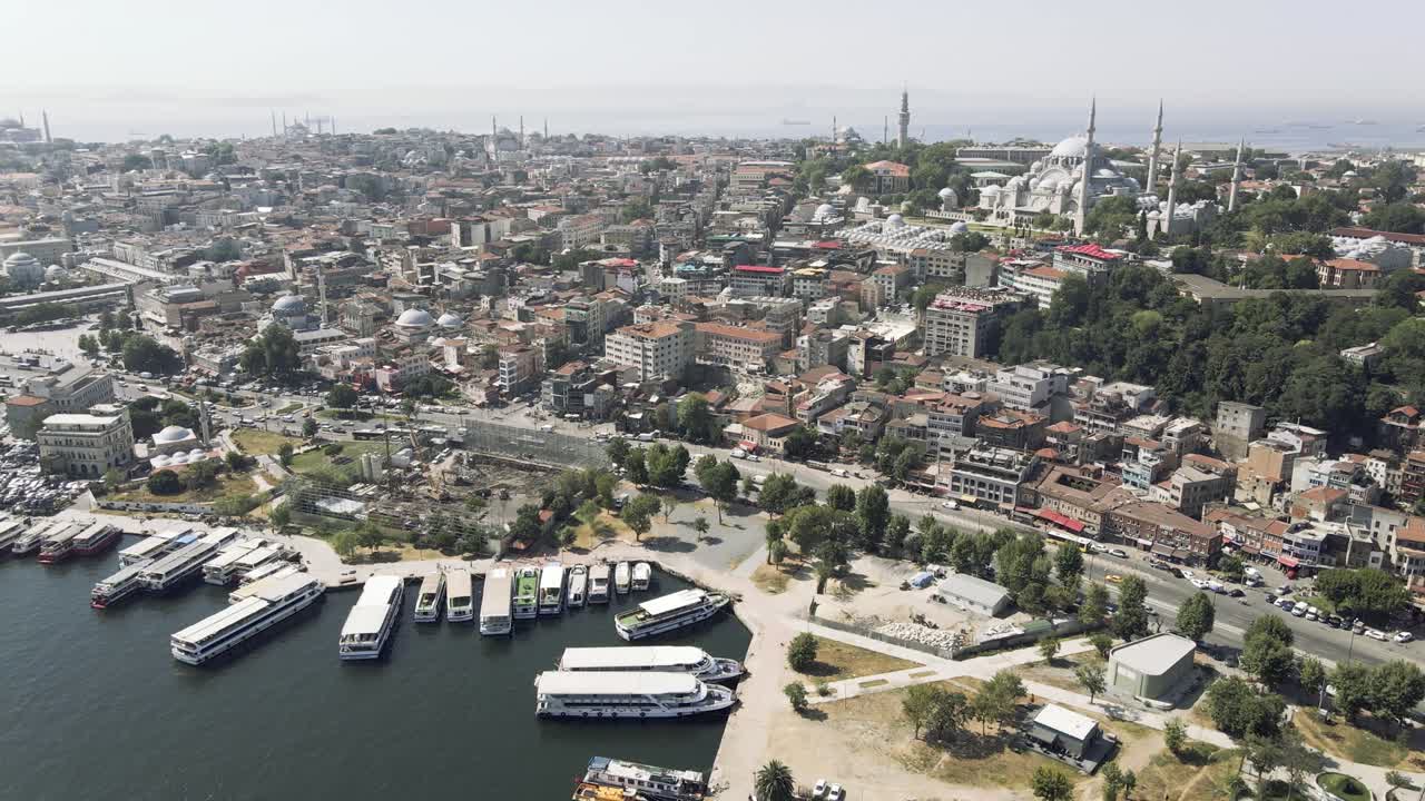 이스탄불의 유명한 술레이마니 모스크와 골든 호른, 드론 촬영