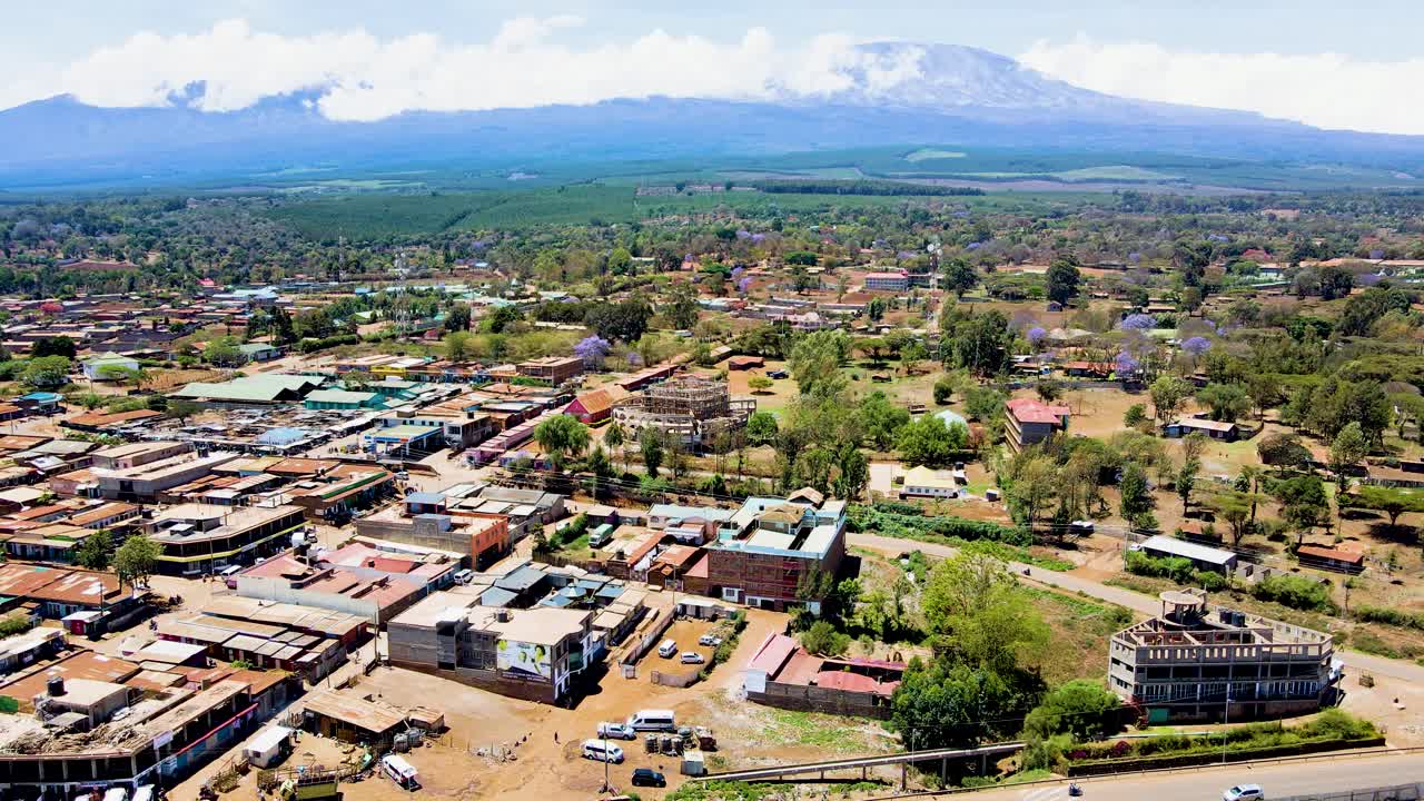 케냐의 시골 마을에서 킬리만자로가 배경입니다.