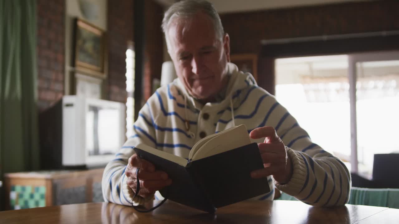 집 에서 책 을 읽고 있는 노인