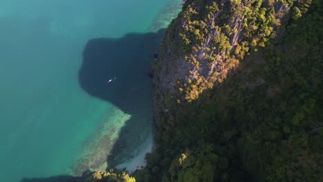 Vista-Aérea-De-Arriba-Hacia-Abajo-De-Una-Playa-Secreta-De-Arena-Blanca-En-La-Isla-De-Ko-Poda-Rodeada-De-Agua-Azul-Turquesa-Prístina-Del-Mar-De-Andaman-En-Krabi-Tailandia-Durante-El-Amanecer