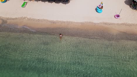 Imágenes-Aéreas-De-Drones-De-4k-De-Un-Bebé-De-Playa-Solitaria-Que-Se-Relaja-En-Las-Hermosas-Olas-Costeras-De-Un-Resort-Desierto-En-La-Isla-De-Ko-Larn,-Tailandia