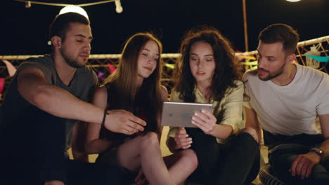 amigos reunidos para ver la tableta