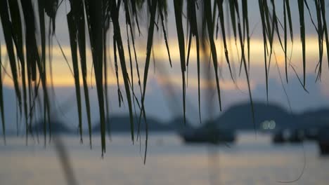 Unscharfe-Aufnahme-Des-Sonnenuntergangs-Am-Vietnamesischen-Hafen