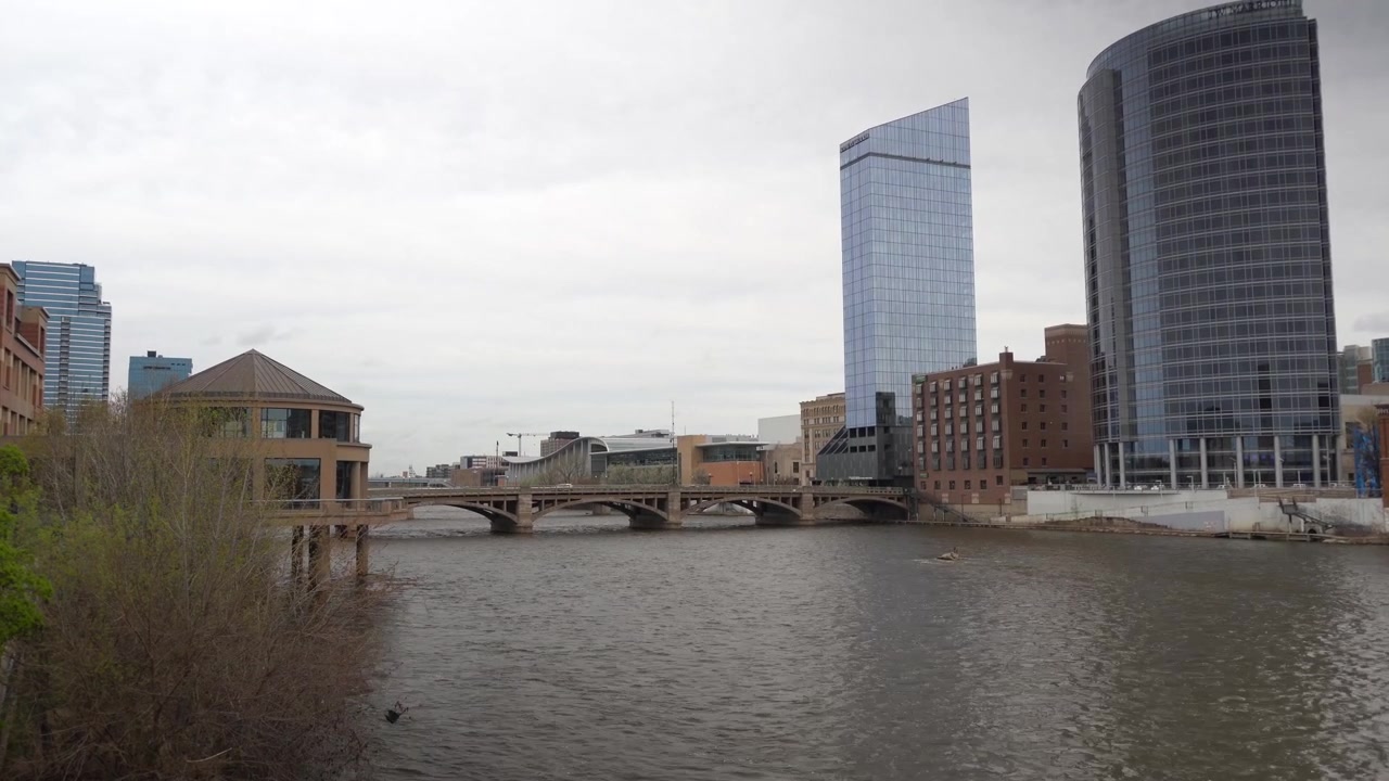 Centro di Grand Rapids, Michigan, con il fiume Grand River