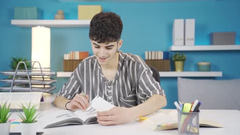 estudiante mirando el libro y regocijándose.