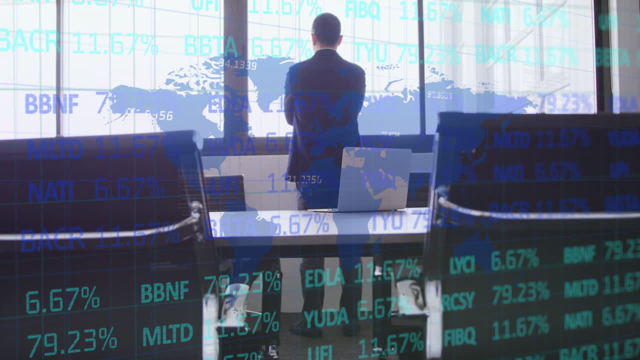 Animasjon av grensesnitt med verdenskart og finansdata, med en mann på kontor som ser ut av vinduet