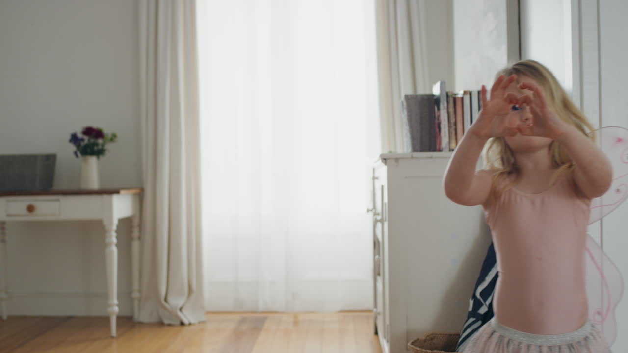 행복한 발레리나 소녀가 바 ⁇ 게 춤을 추고 발레 댄서인 척하고 귀여운 아이가 재미있게 옷을 입고 집에서 발레 의상을 입고 놀고 있습니다.