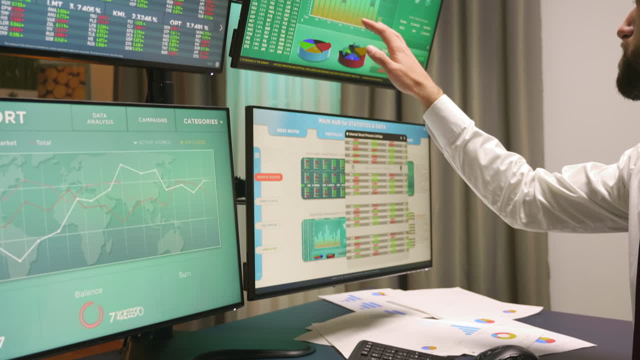 broker che arriva in ufficio a casa e controlla il mercato azionario