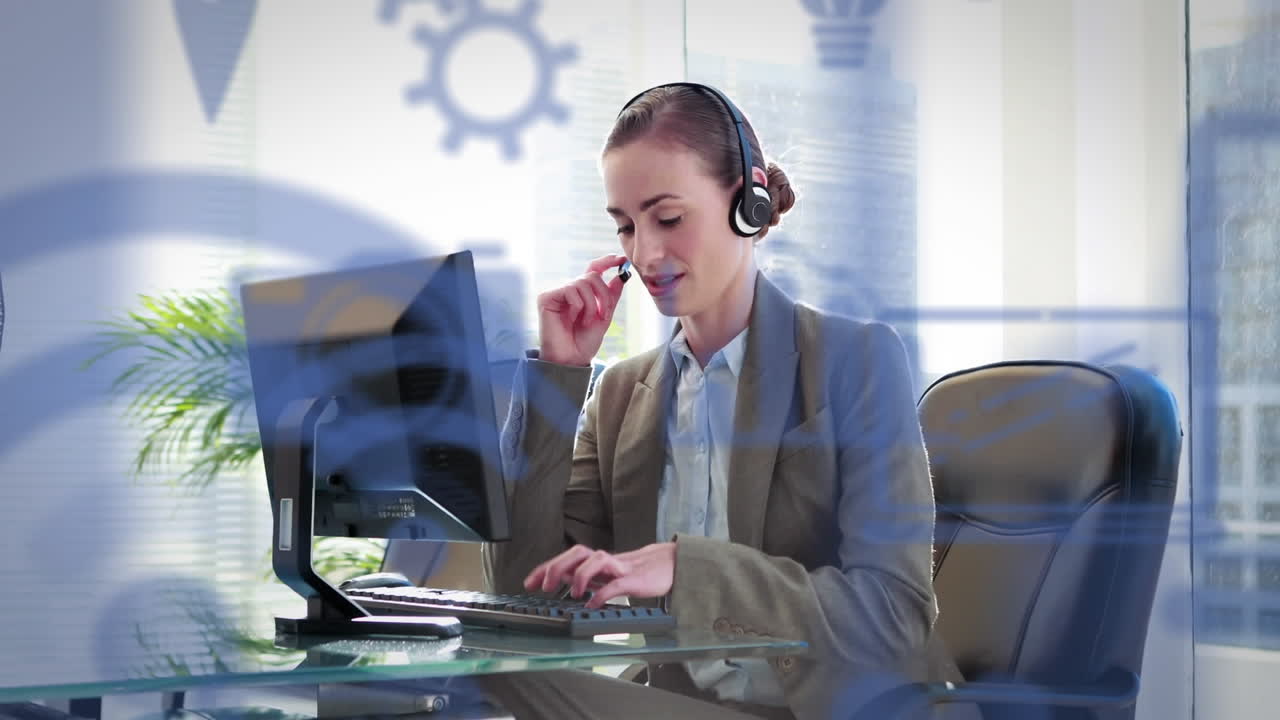 animación de iconos de medios flotando sobre una mujer de negocios usando una computadora