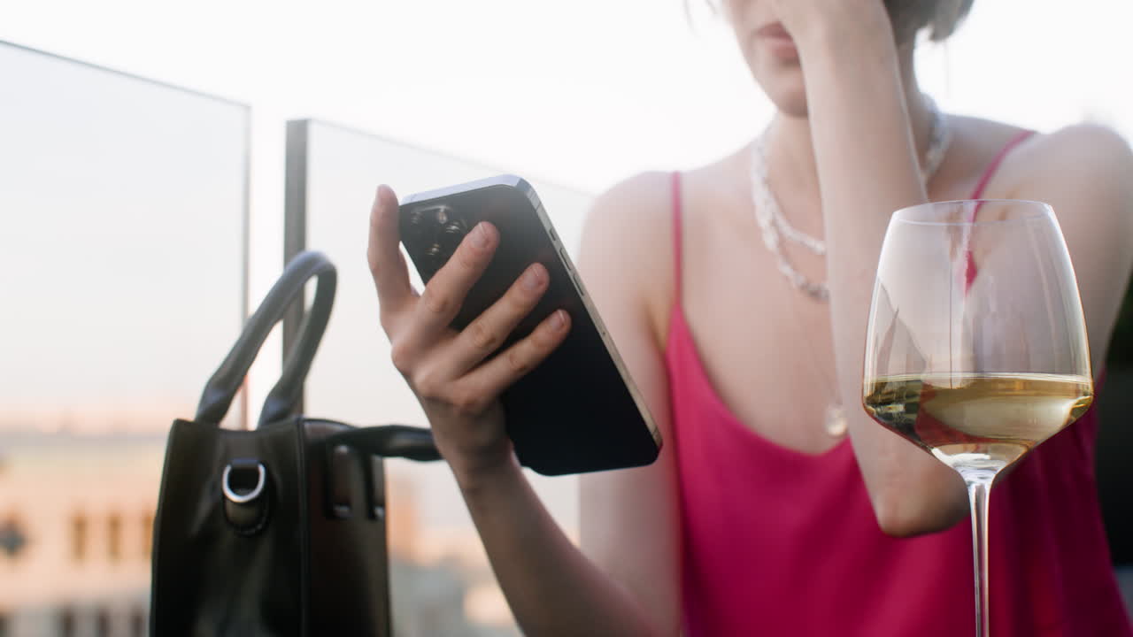 은 드레스를 입은 알 수 없는 우아한 여자