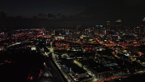 Atlanta-Antena-V795-Drone-Flyover-Cabbagetown-Y-O4w-Vecindarios-Capturando-La-Brillante-Vista-Nocturna-Del-Populoso-Paisaje-Urbano-Del-Centro---Filmado-Con-Mavic-3-Cine---Diciembre-De-2021