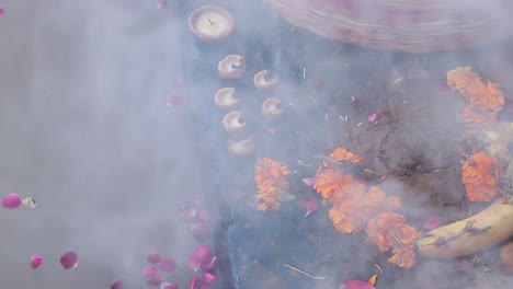 Lámpara-De-Aceite-Ardiendo-En-La-Orilla-Del-Río-Durante-Los-Rituales-Sagrados-En-El-Festival-Desde-Diferentes-ángulos-Se-Toma-Un-Video-Con-Motivo-Del-Festival-Chhath-Que-Se-Usa-Para-Celebrar-En-El-Norte-De-La-India-El-28-De-Octubre-De-2022