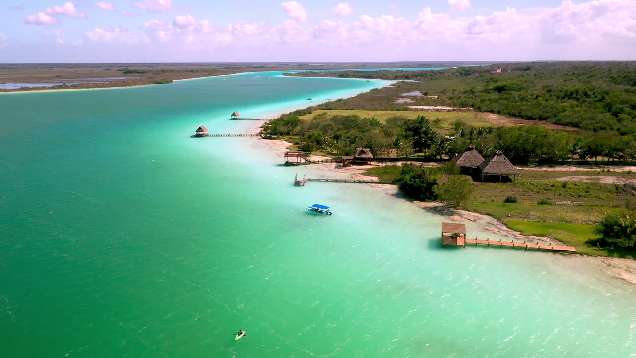 tiro de dron giratorio de muelles y muelles en aguas turquesas en bacalar méxico